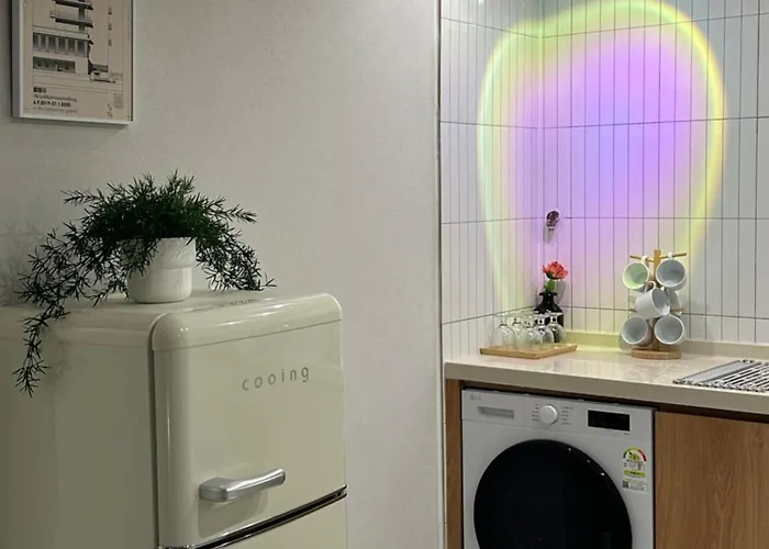 홍대입구역 5분, 홍대 중심가, 최대7인, 짐보관, 호텔식 침구,세탁건조기, 홍대 *