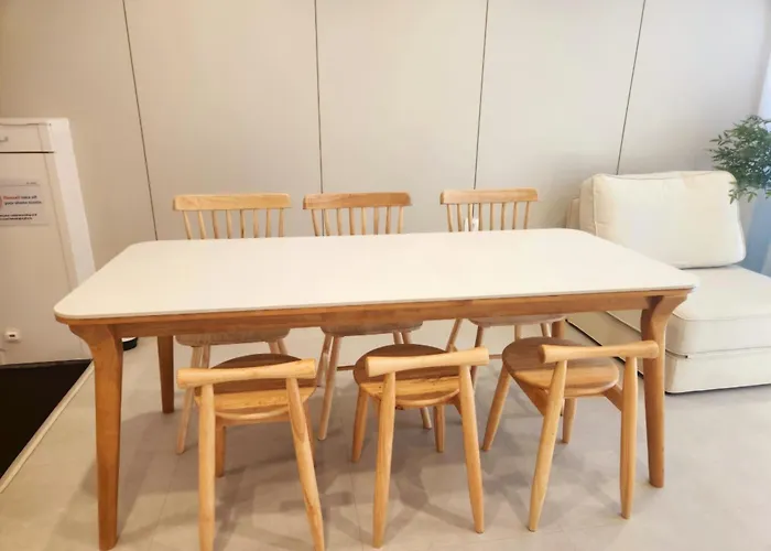 아파트 홍대입구역 5분, 홍대 중심가, 최대7인, 짐보관, 호텔식 침구,세탁건조기, 홍대 *