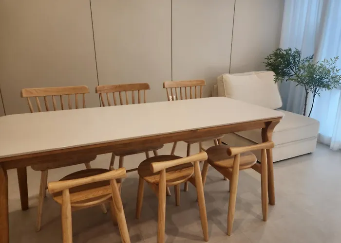 홍대입구역 5분, 홍대 중심가, 최대7인, 짐보관, 호텔식 침구,세탁건조기, 홍대 아파트 *