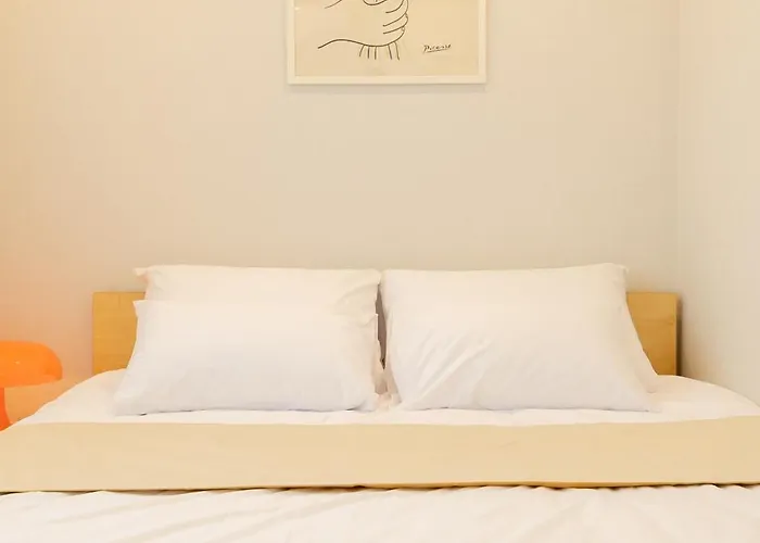 홍대입구역 5분, 홍대 중심가, 최대7인, 짐보관, 호텔식 침구,세탁건조기, 홍대 *